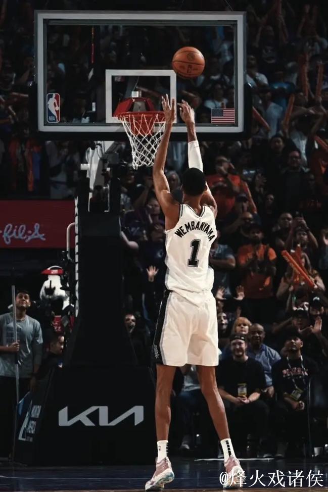 文班亚马30分复出难救主，阿尔达马关键盖帽助灰熊击败马刺